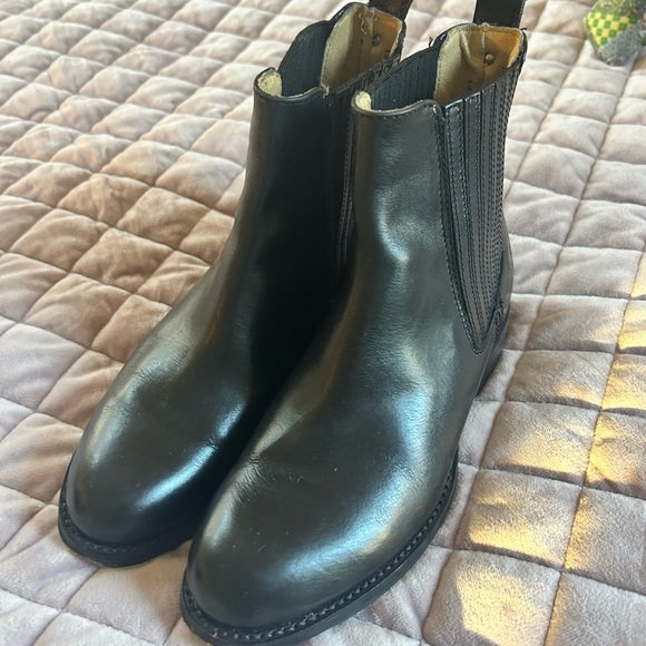 Frye Chelsea Boots, size 7, excellent preowned condition - Picture 4 of 5